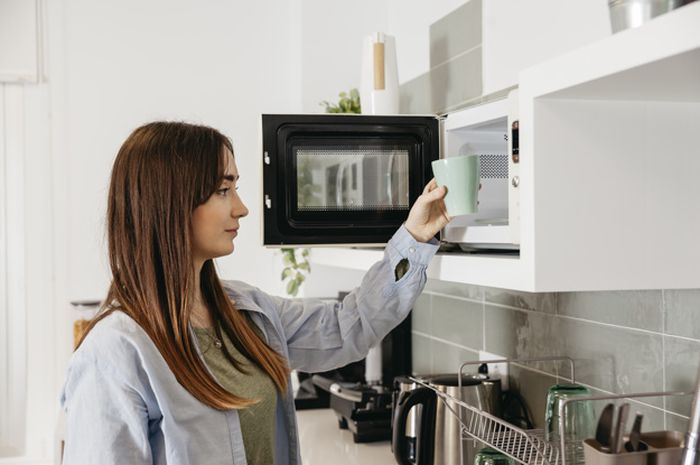 5 Langkah Membersihkan Microwave Dengan Cuka Dan Ekstrak Vanila Parapuan