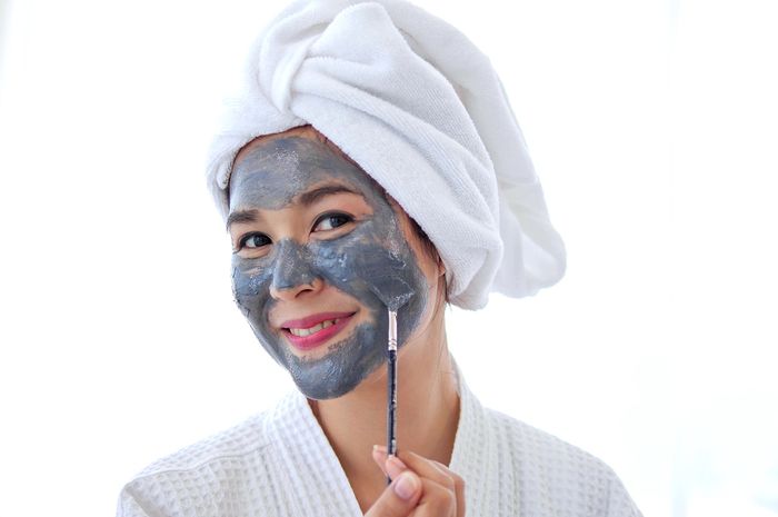 3 Tips Memakai Clay Mask Di Wajah Yang Tepat Campur Air Hangat Parapuan