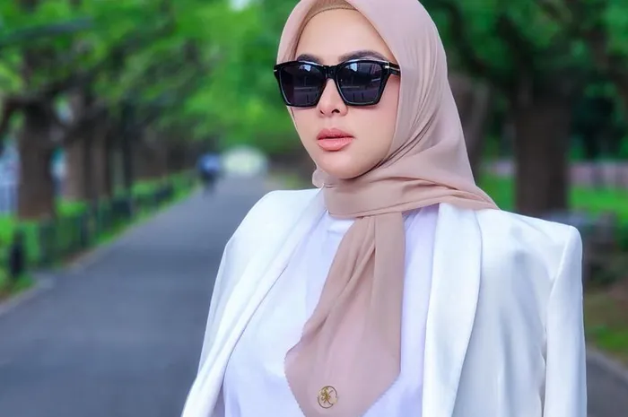 Rekomendasi Lipstik Nude Untuk Makeup Ala Syahrini Yang Viral Di Tiktok Parapuan