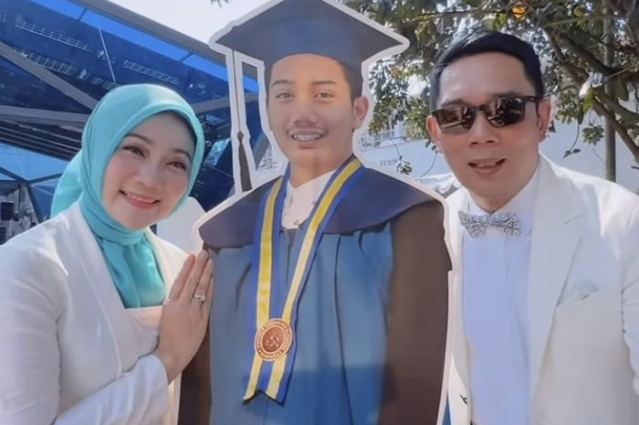 Momen Haru Ridwan Kamil Wakili Almarhum Emmeril Kahn Wisuda Di ITB