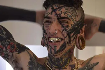 Ethan memiliki banyak tato pada tubuh dan wajahnya. Bolehkah orang bertato donor darah?