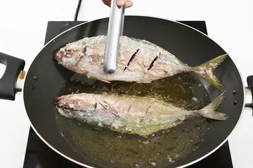 Tips menggoreng ikan agar kulitnya tidak lepas