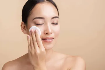 Ilustrasi penggunaan makeup remover