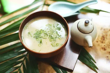 Sup Miso, salah satu jenis makanan yang baik untuk kulit.