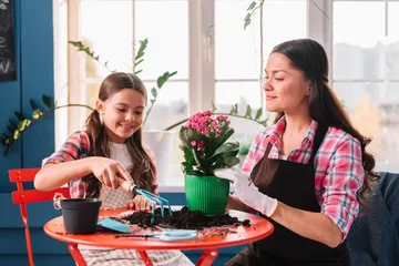 Selain berkebun, ada berbagai ide kegiatan seru untuk mengatasi rasa bosan anak selama di rumah aja.