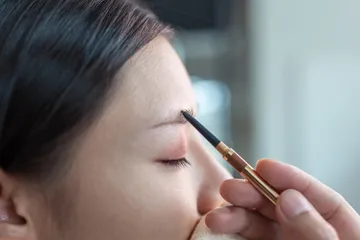 Ilustrasi menggambar alis