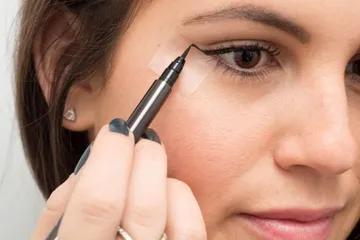 Ilustrasi menggunakan eyeliner