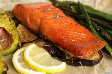 Salmon yang dimasak bersama sayur