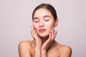 Ilustrasi menggunakan skincare