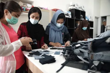Proses produksi kantong, aksesori, dan tempat kartu dari bahan daur ulang denim UNIQLO