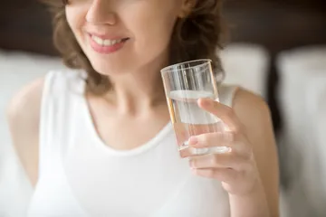 Manfaat minum air putih di pagi hari bagi kesehatan tubuh, salah satunya menambahkan energi