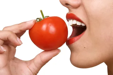 Tomat dan sederet makanan ini bisa membantu memperlambat penuaan dini.