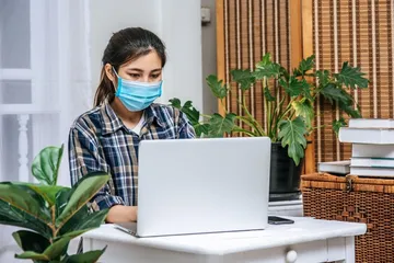 ilustrasi aktivitas di dalam ruangan dan memakai masker