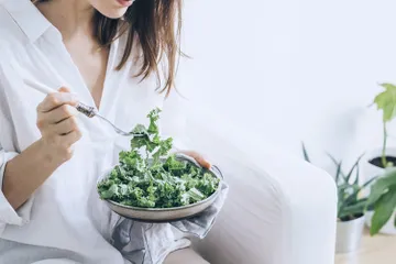 Ilustrasi perempuan makan salad