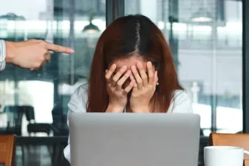 Ilustrasi bos yang buruk sedang memarahi karyawan