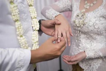 Pasang Cincin pernikahan