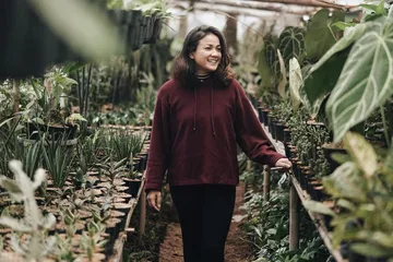 Potret Nirina Zubir di kebun tanaman hiasnya