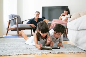Ilustrasi pengawasan orang tua pada anak yang bermain gadget. 