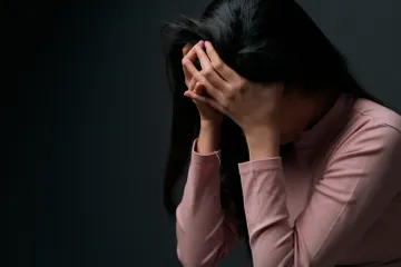 Ilustrasi seorang perempuan yang mengalami gangguan kesehatan mental namun ragu untuk datang ke psikolog