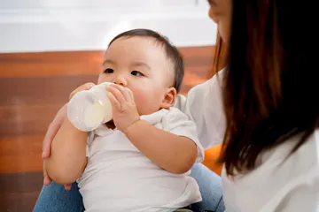 Ilustrasi bayi tidur dengan mata terbuka