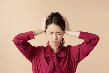 Ilustrasi perempuan tertekan karena membandingkan diri