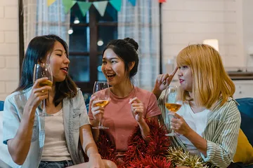 Ilustrasi perempuan berinteraksi