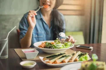 Ilustrasi makan menu plant-based 
