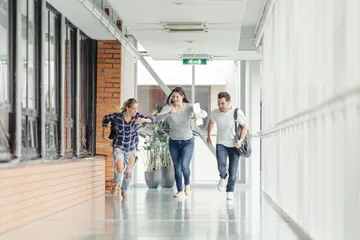 Selalu terburu-buru setiap waktu dapat mempengaruhi kesehatan mental, kinerja, dan juga hubunganmu dengan orang lain, lho