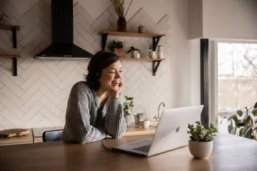 Ilustrasi video call dengan sahabat