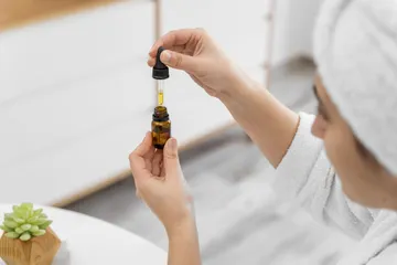 Ilustrasi manfaat serum vitamin c bagi wajah perempuan.