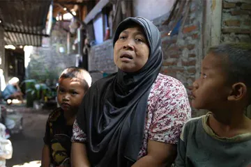Tris Haryati menangis haru saat rumahnya direnovasi oleh Korem 074/ Warastratama Surakarta. 