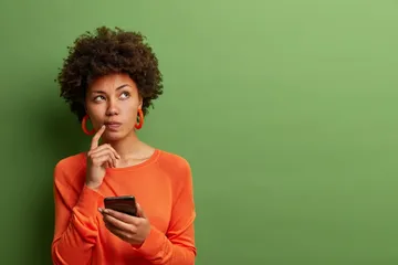 Ilustrasi perempuan berpikir sebelum mengirim pesan