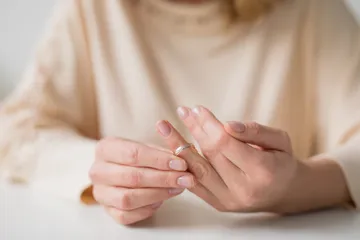 Ilustrasi perempuan melepas cincin tanda perceraian 