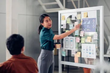 Ilustrasi perempuan bekerja sesuai passion