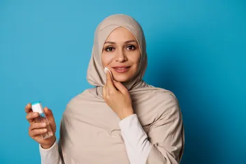 Ilustrasi perempuan memakai makeup