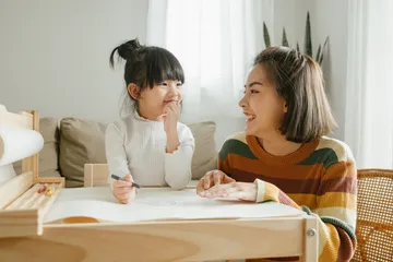 Ibu yang sedang mengajari anak tunggal