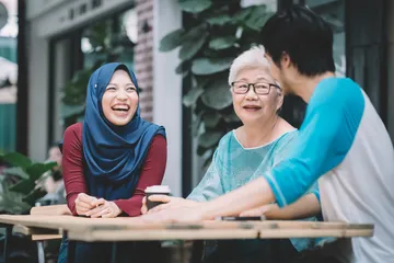 Keuntungan menjalin pertemanan dengan yang lebih tua