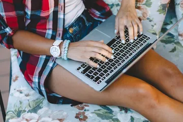 Ilustrasi perempuan memangku laptop