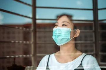 Perempuan karantina mandiri di rumah demi mencegah penularan Covid-19