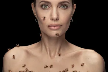 Angelina Jolie dikerubungi lebah hidup