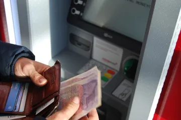 Hal yang harus dilakukan sebelum menggunakan ATM untuk mencegah skimming.
