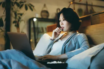 Perempuan menonton film di laptop 