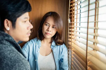 ilustrasi menghadapi micro cheating dalam hubungan