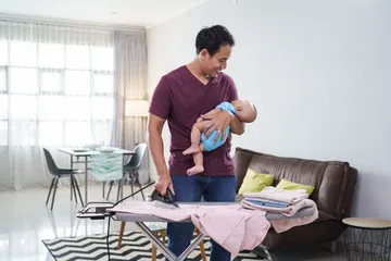 Membagi tugas perawatan dengan pasangan.