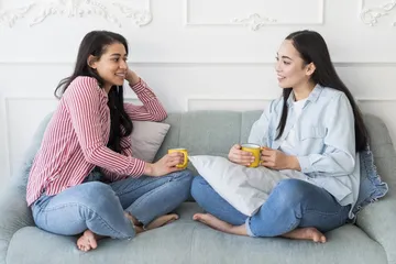 Ilustrasi dua perempuan saling mendengarkan