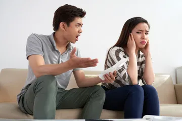 Laki-laki yang ingin mengendalikan pasangannya