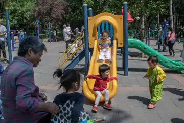 Kebijakan punya tiga anak yang diumumkan pemerintahan China tak disambut baik sebagian warganya. 