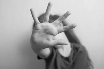 Kekerasan pada perempuan yang terjadi di ruang publik dan cara mengatasinya.