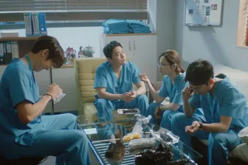 Still cut drama Hospital Playlist 2 saat makan