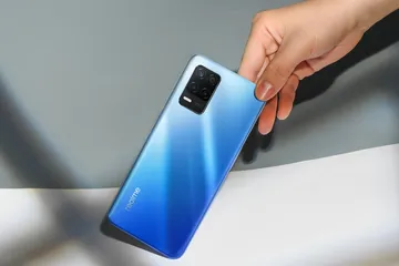 realme 8 5G warna biru dengan desain quad camera
